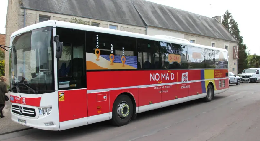 Bus NOMAD aux couleurs du D-Day, reliant les plages du débarquement près de Bayeux.