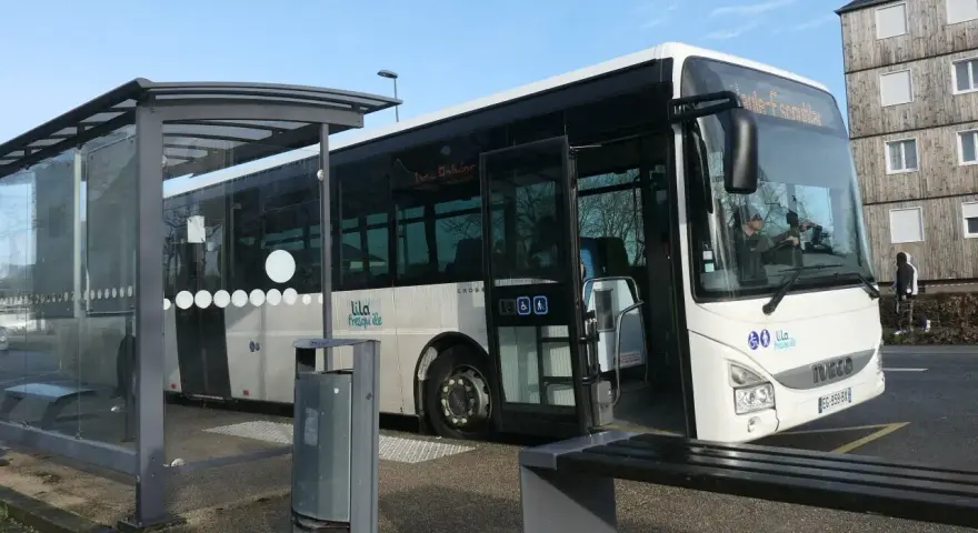 Un bus blanc de la ligne "Lila Presqu'île" attend à un arrêt de bus, prêt à partir pour Guérande.