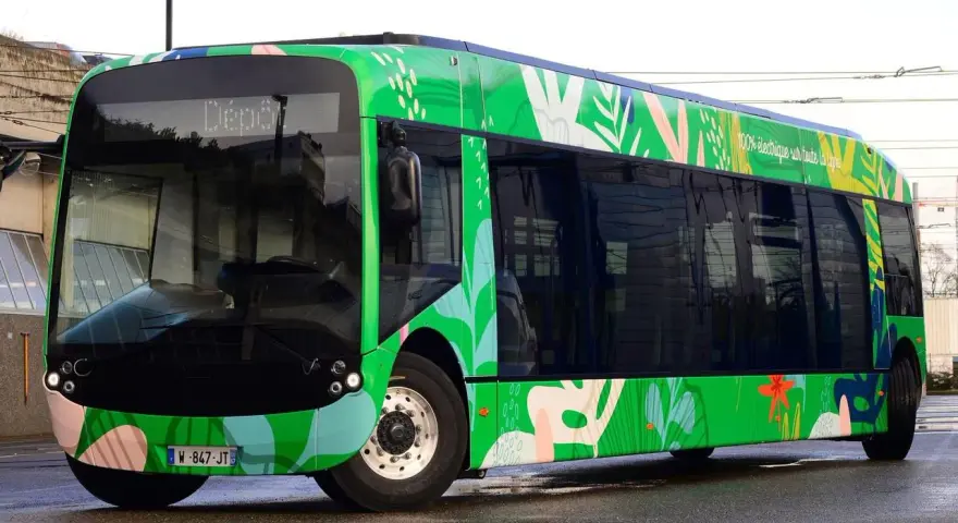 Un bus Alstom Aptis, 100% électrique, arbore un design végétal coloré, prêt à sillonner la ville avec style et écologie.