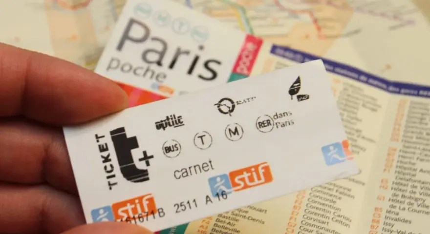 Carnet de tickets de métro parisien, prêt pour un voyage, peut-être sur l'autoroute A70.