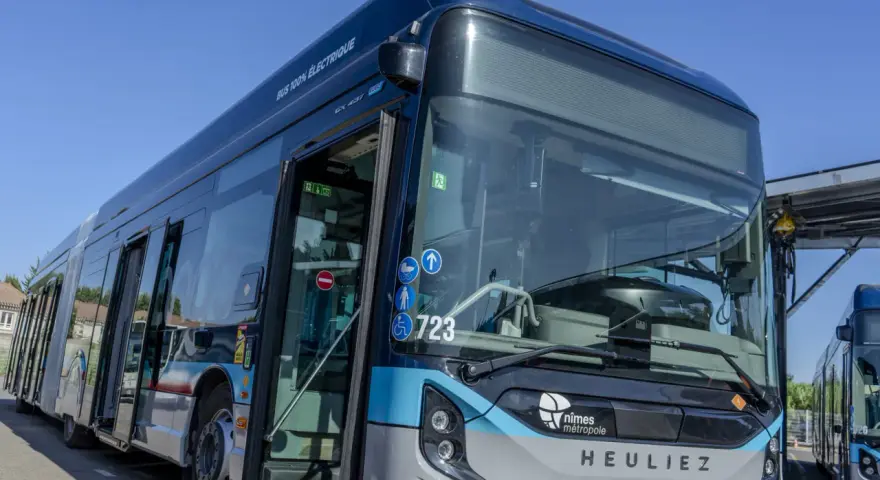 Bus électrique 100% de Nîmes Métropole, modèle Heuliez, prêt à circuler.