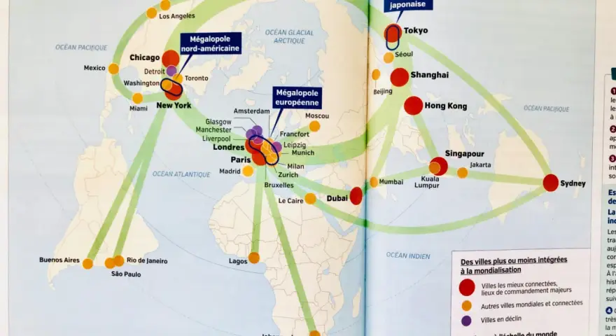 Carte du monde montrant les flux entre les mégalopoles, dont l'étalement urbain de Los Angeles.