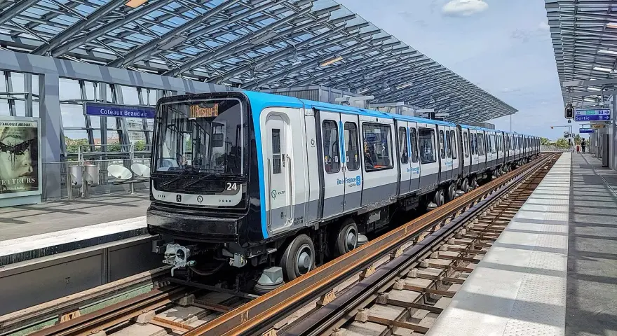 Un train de la ligne 11 du Grand Paris, direction Rosny-Bois-Perrier, s'arrête à la station Coteaux-Beauclair sous une structure moderne.