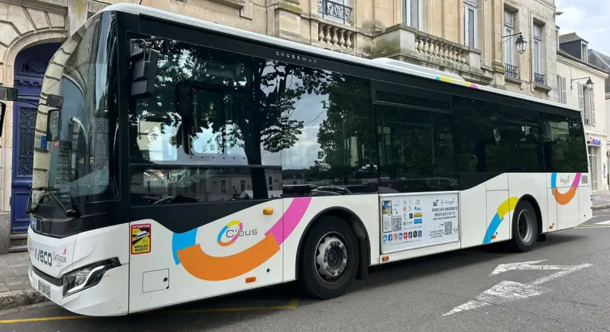 Bus C'bus à Châteaudun, prêt à transporter les passagers selon l'horaire bus Châteaudun.
