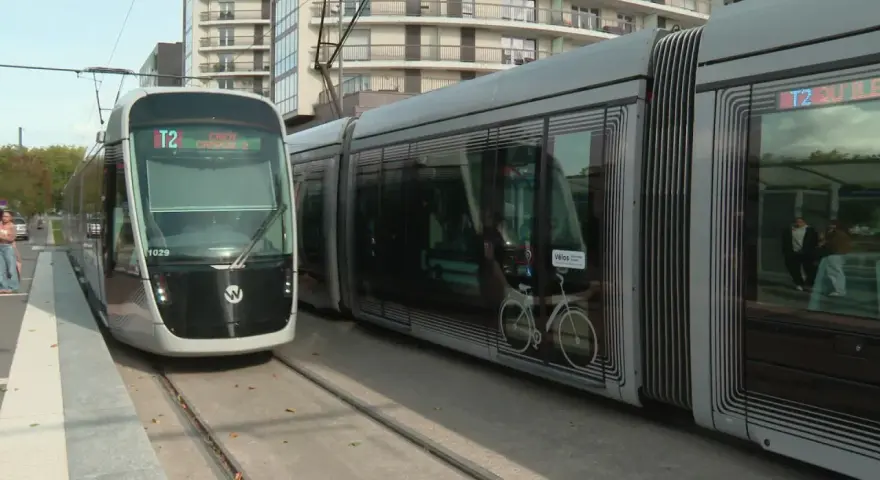 Le tramway T2 à Caen, avec son design moderne, transporte des passagers vers le campus.