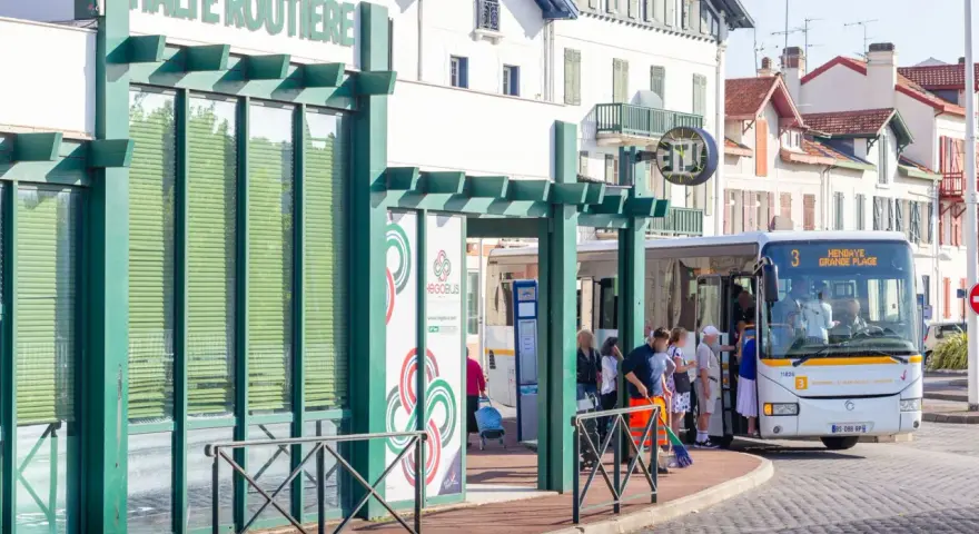 Arrêt de bus à la halte routière Saint Jean de Luz. Un bus HegoaBus, ligne 3 vers Hendaye Grande Plage, attend des passagers.