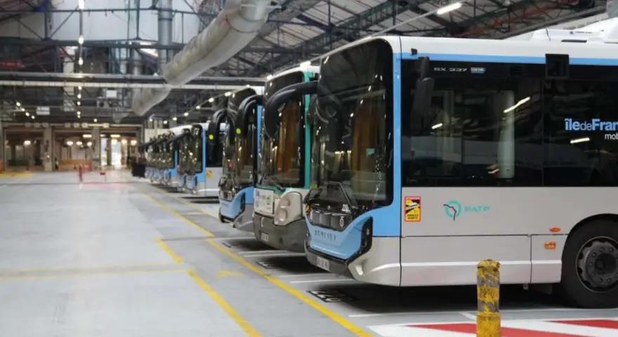 Une rangée de bus électriques RATP, prêts à circuler dans Paris et sa région.