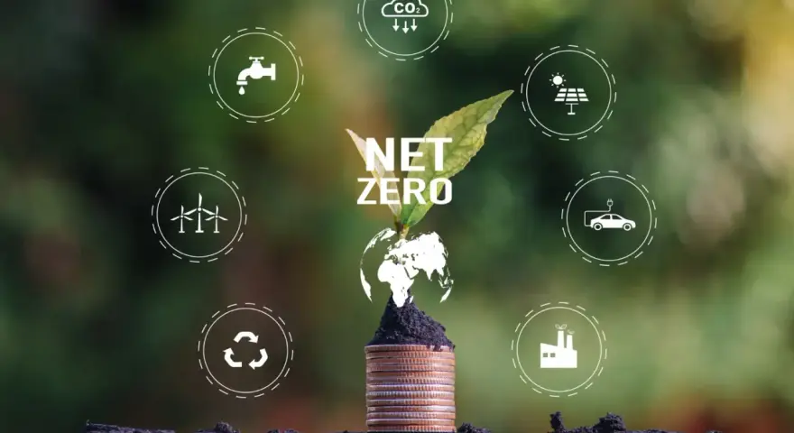 Une plante pousse sur une pile de pièces, symbolisant la croissance des villes à zéro émission nette. Icônes : éoliennes, recyclage, eau, CO2, solaire, voiture électrique, usine.
