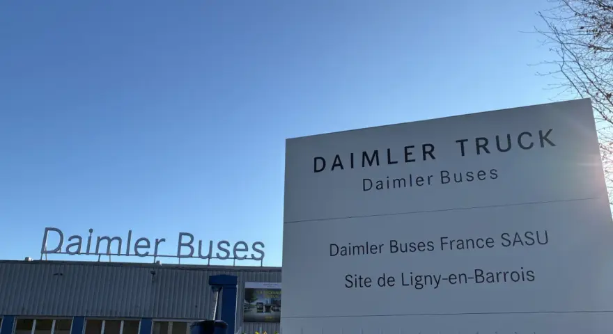 Panneau "Daimler Buses France SASU, Site de Ligny-en-Barrois" devant l'usine.