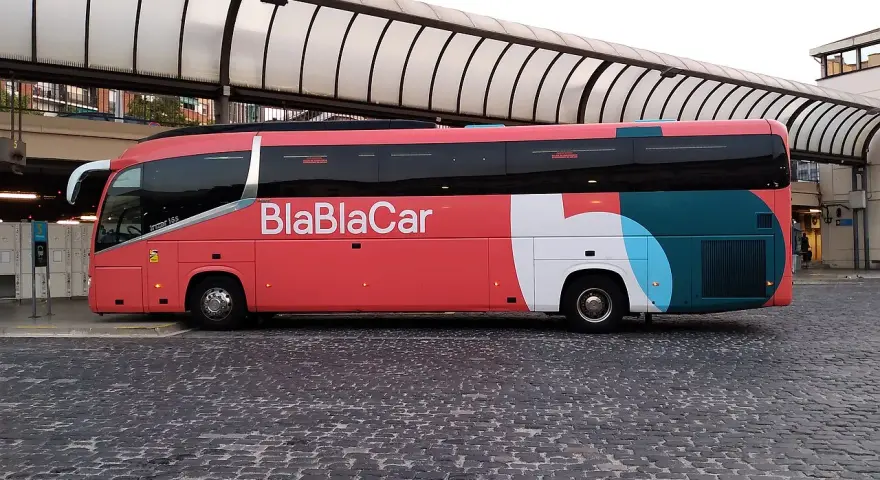 Bus BlaBlaCar rouge et blanc, prêt à partir en voyage.