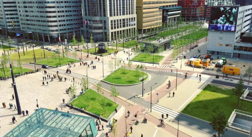 Un quartier urbain moderne avec des bâtiments hauts, des espaces verts et des gens se déplaçant à pied ou à vélo, illustrant l'innovation transport.