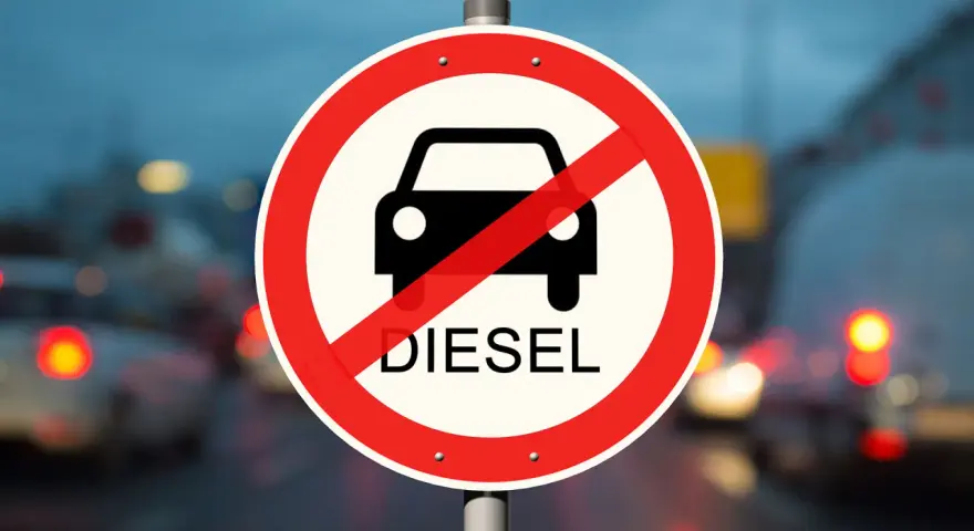 Panneau interdisant les véhicules diesel, même ceux conformes à la norme euro 6. Circulation restreinte pour les moteurs polluants.