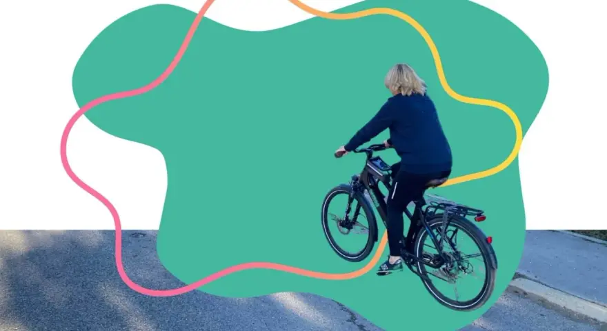 Une personne fait du vélo, promouvant les mobilités actives.