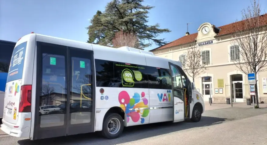 Bus VAI à Embrun, prêt à emmener les voyageurs vers Les Orres. La gare d'Embrun en arrière-plan.