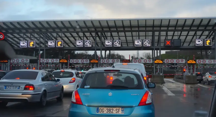 File d'attente au péage du duplex A86. Panneaux lumineux indiquant les voies et les modes de paiement.
