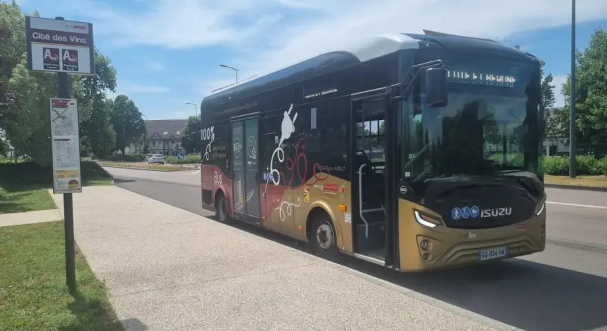 Un bus électrique "Cité des Vins" à Beaune, prêt à emmener les passagers.