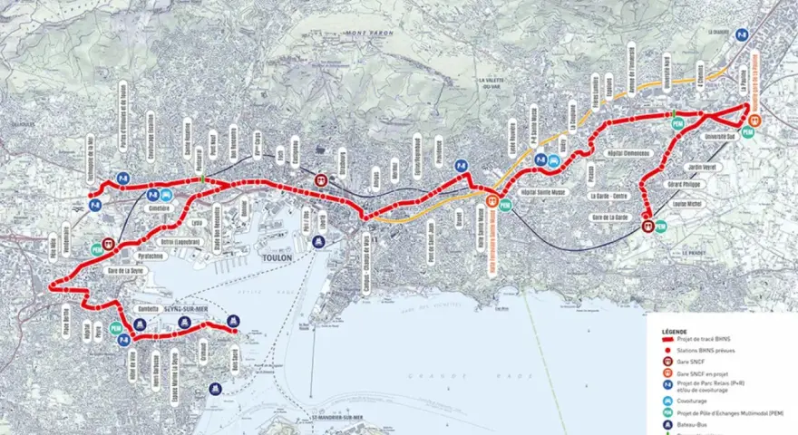 Carte du projet de transport urbain de Toulon, montrant les lignes de BHNS, les gares SNCF et les pôles d'échanges multimodaux.