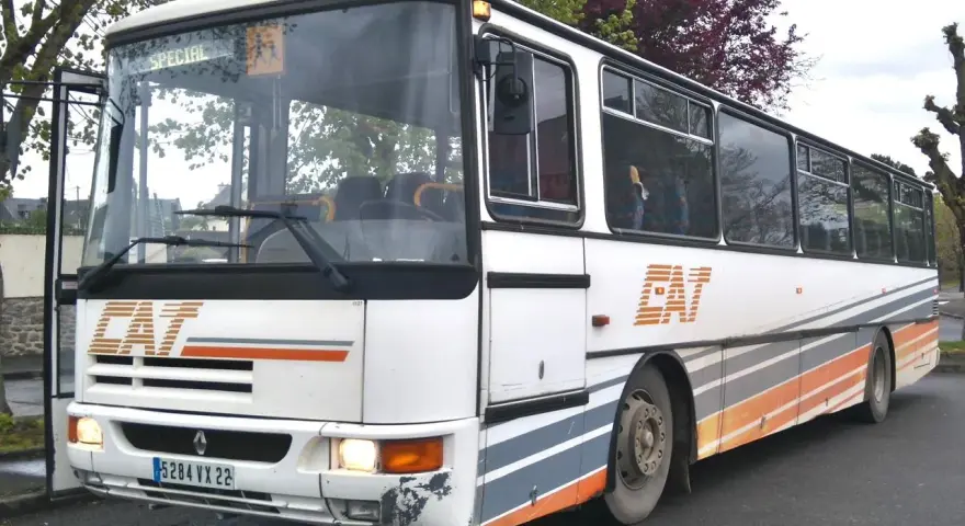 Un bus Karosa Recreo blanc avec des rayures grises et oranges, prêt pour une nouvelle aventure.
