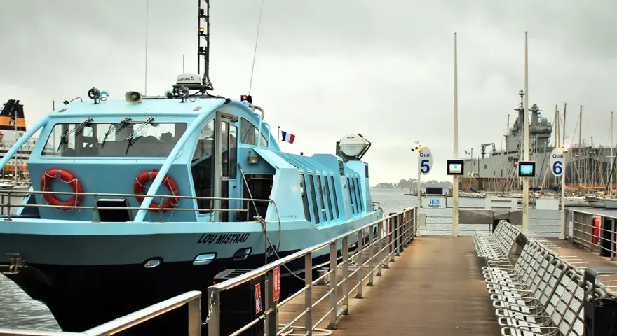 Le bateau "Lou Mistral" est amarré à quai, prêt à embarquer des passagers. Le **réseau Mistral** dessert cette ligne maritime.