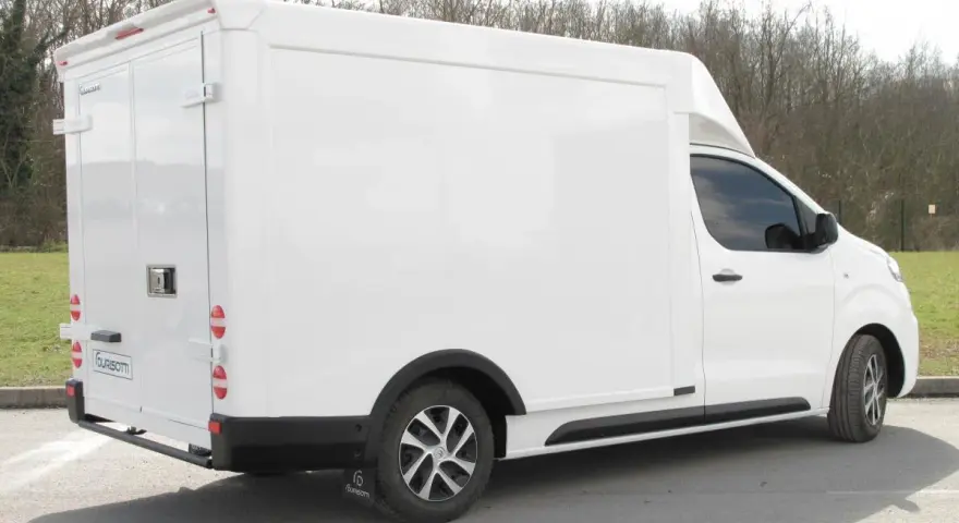 Un fourgon blanc Durisotti, prêt à transporter vos biens en toute liberté.