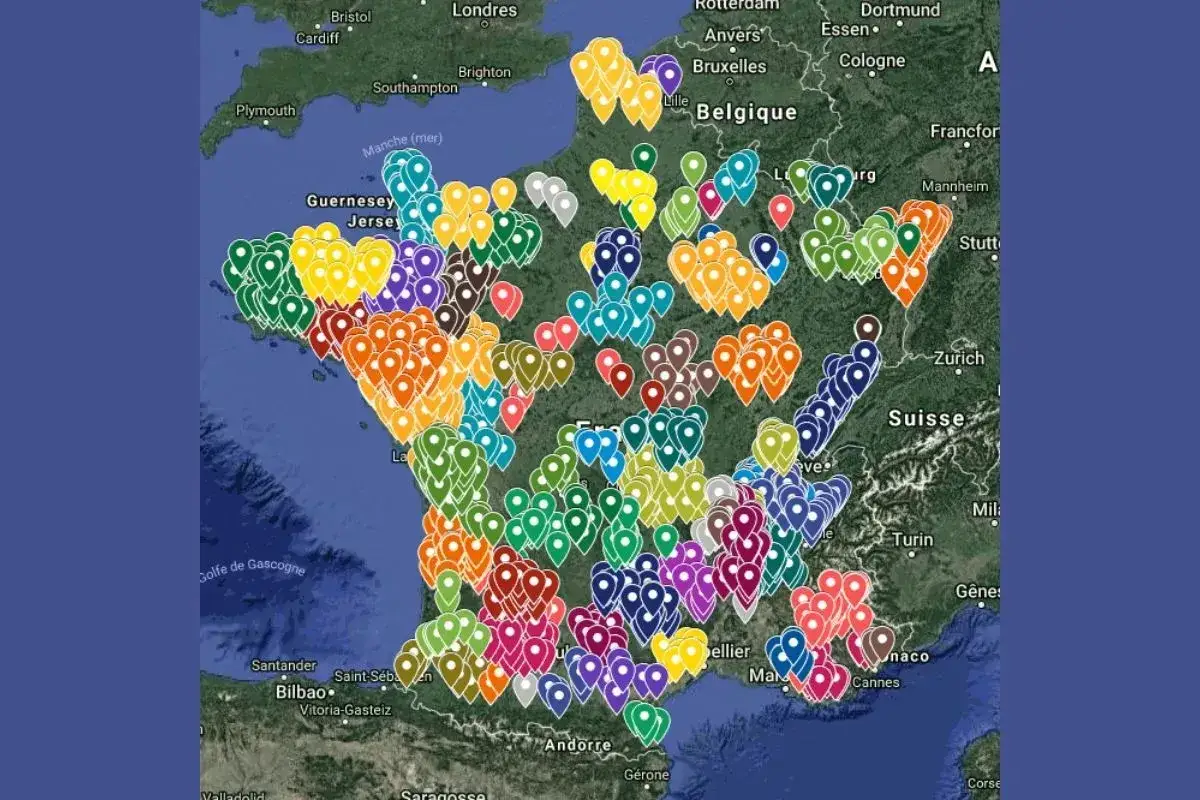 Carte de France et pays voisins, parsemée de nombreux marqueurs colorés indiquant des points de rencontre pour le covoiturage, y compris une aire covoiturage Toulouse.