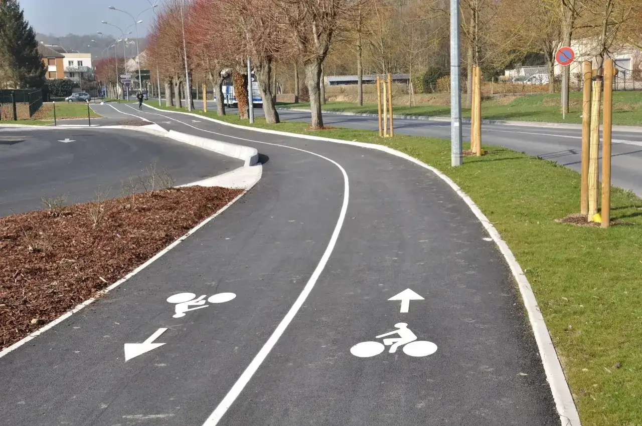 Nouvelle piste cyclable dans cette ville du vélo, avec des voies séparées et des symboles de cyclistes.