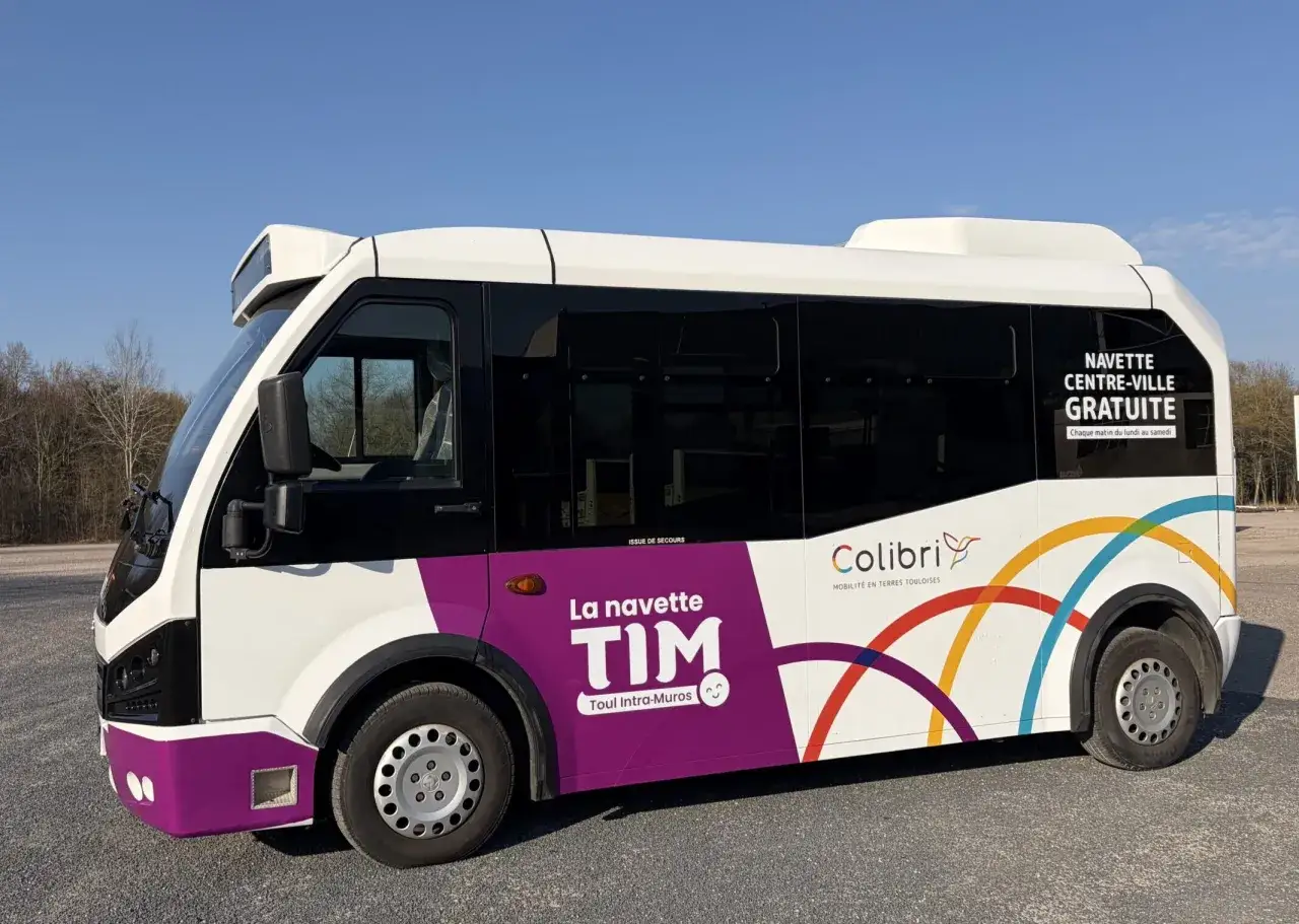 Le bus TIM, navette gratuite de Toul Intra-Muros, se gare sous un ciel bleu.