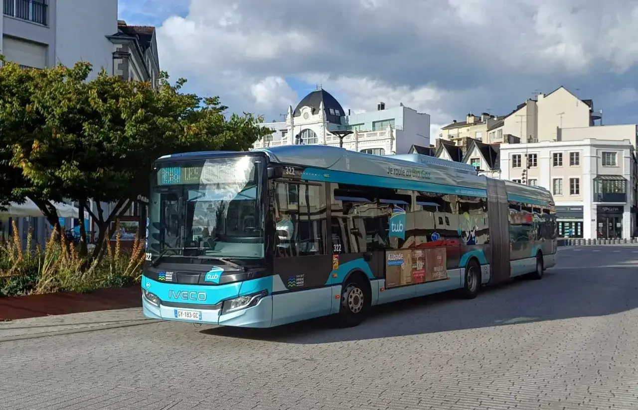 Un bus bleu et gris de la compagnie 