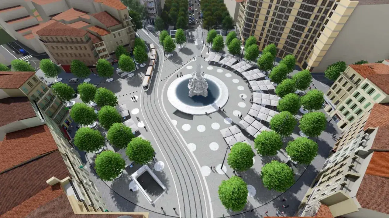 Maquette d'un projet tramway : une place urbaine avec un tram, une fontaine, des arbres et des bâtiments.