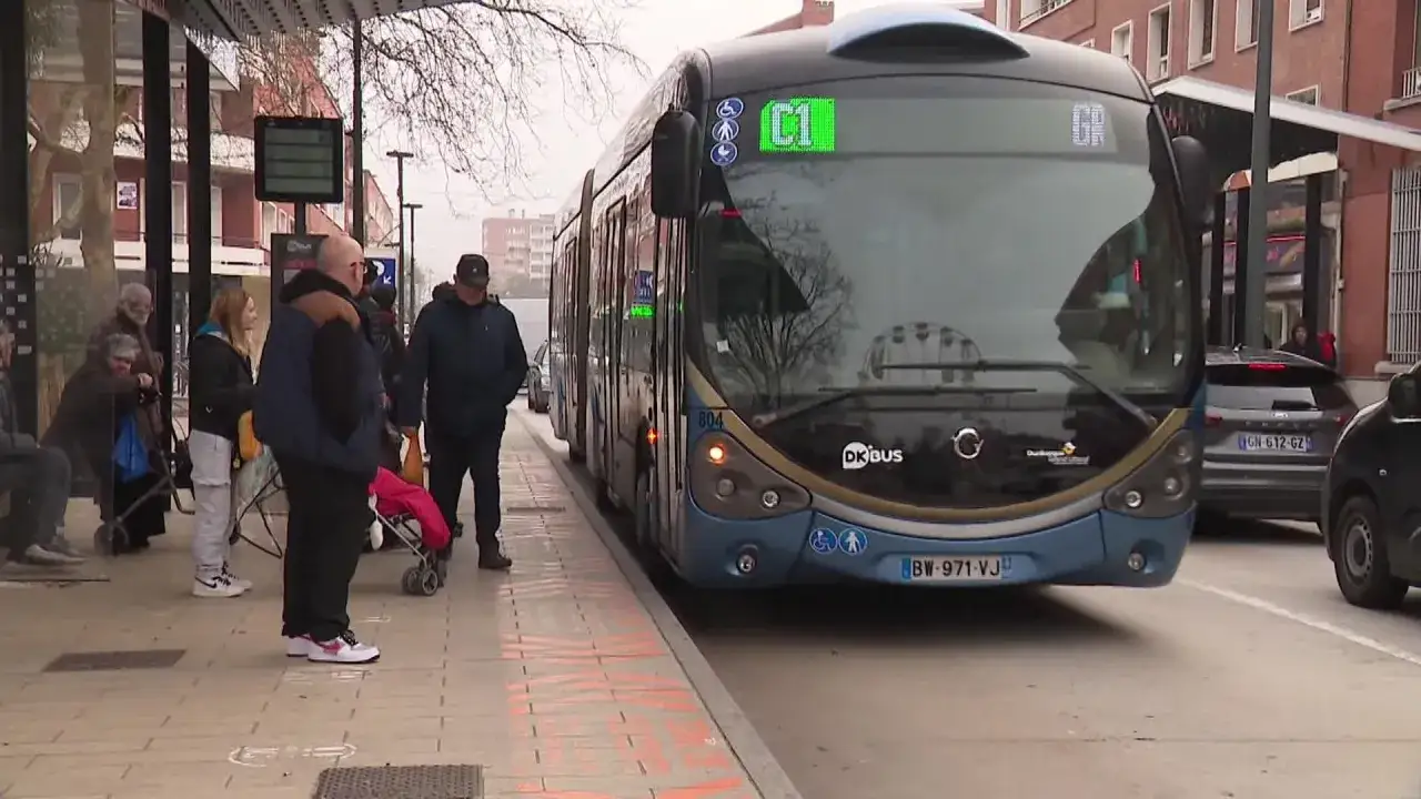 Des gens attendent à un arrêt de bus, un bus bleu arrive. Il est temps de privilégier les transports en commun pour un trajet plus écologique.