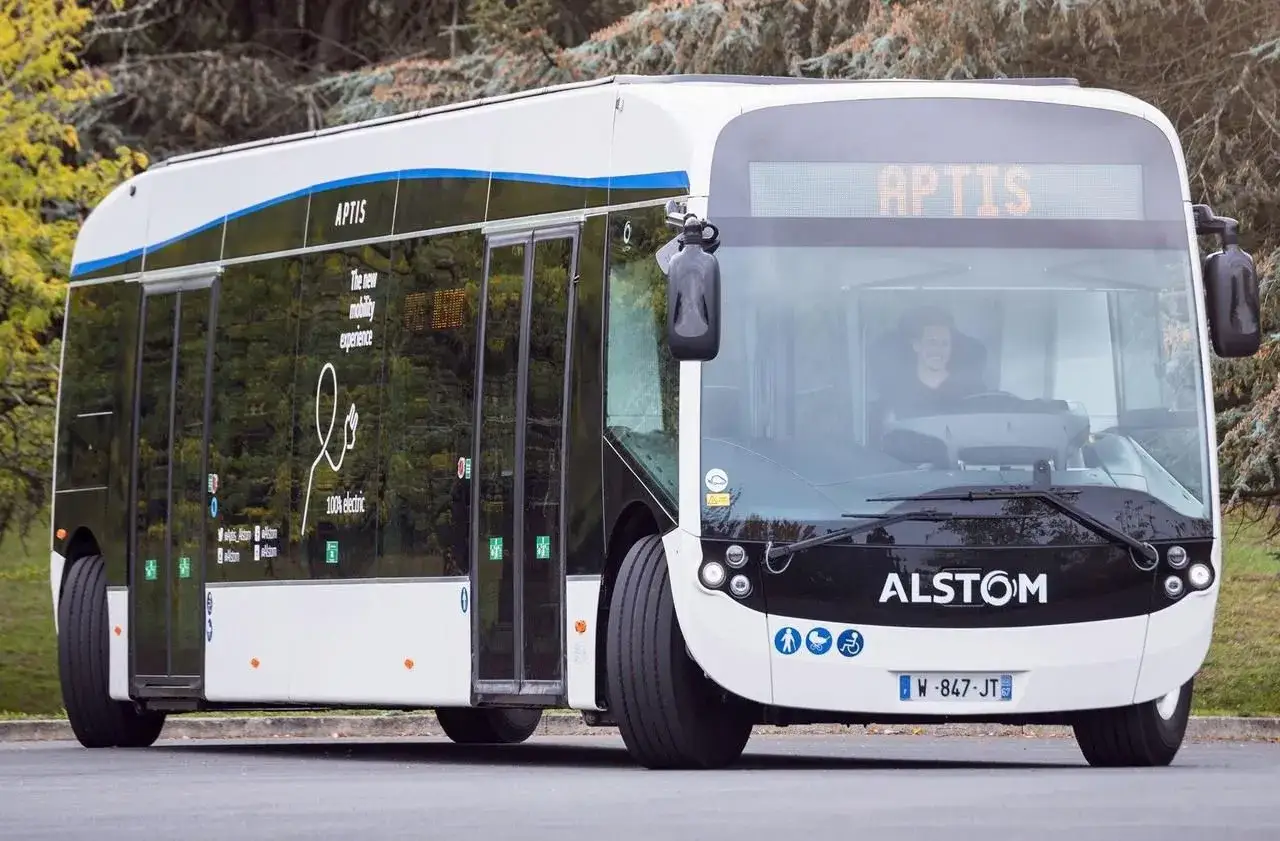 Un bus APTIS Alstom, un véhicule électrique moderne, prêt à offrir une nouvelle expérience de mobilité.