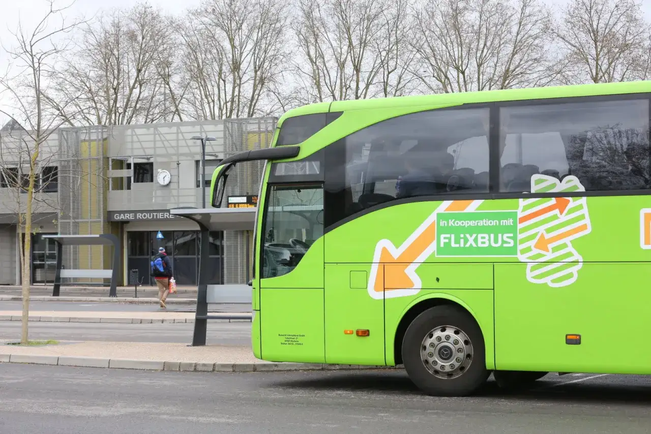 Un bus Flixbus vert attend à la gare routière de Metz, prêt à assurer les transports en commun.