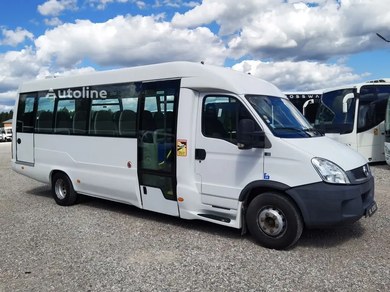 Minibus blanc Autoline, pr&ecirc;t pour un voyage en toute libert&eacute;. Durisotti, le confort sur roues.