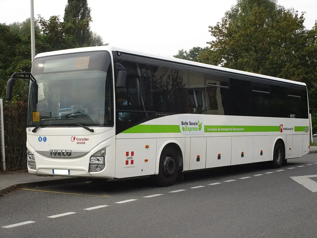 Un bus Iveco Crossway blanc,