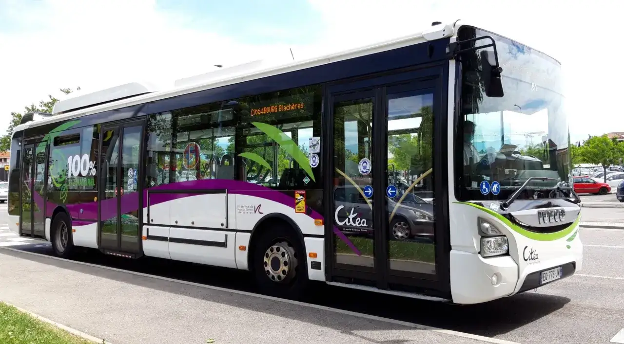 Bus Citéa blanc et violet, 100% naturel, circulant à Valence.