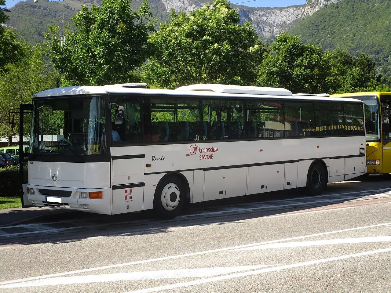 Un bus blanc 