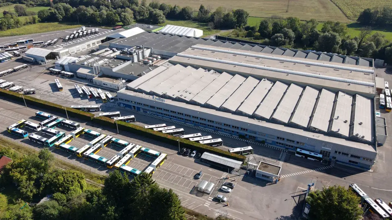 Usine EvoBus Ligny en Barrois. Des bus forment le chiffre 2020 dans un parking.
