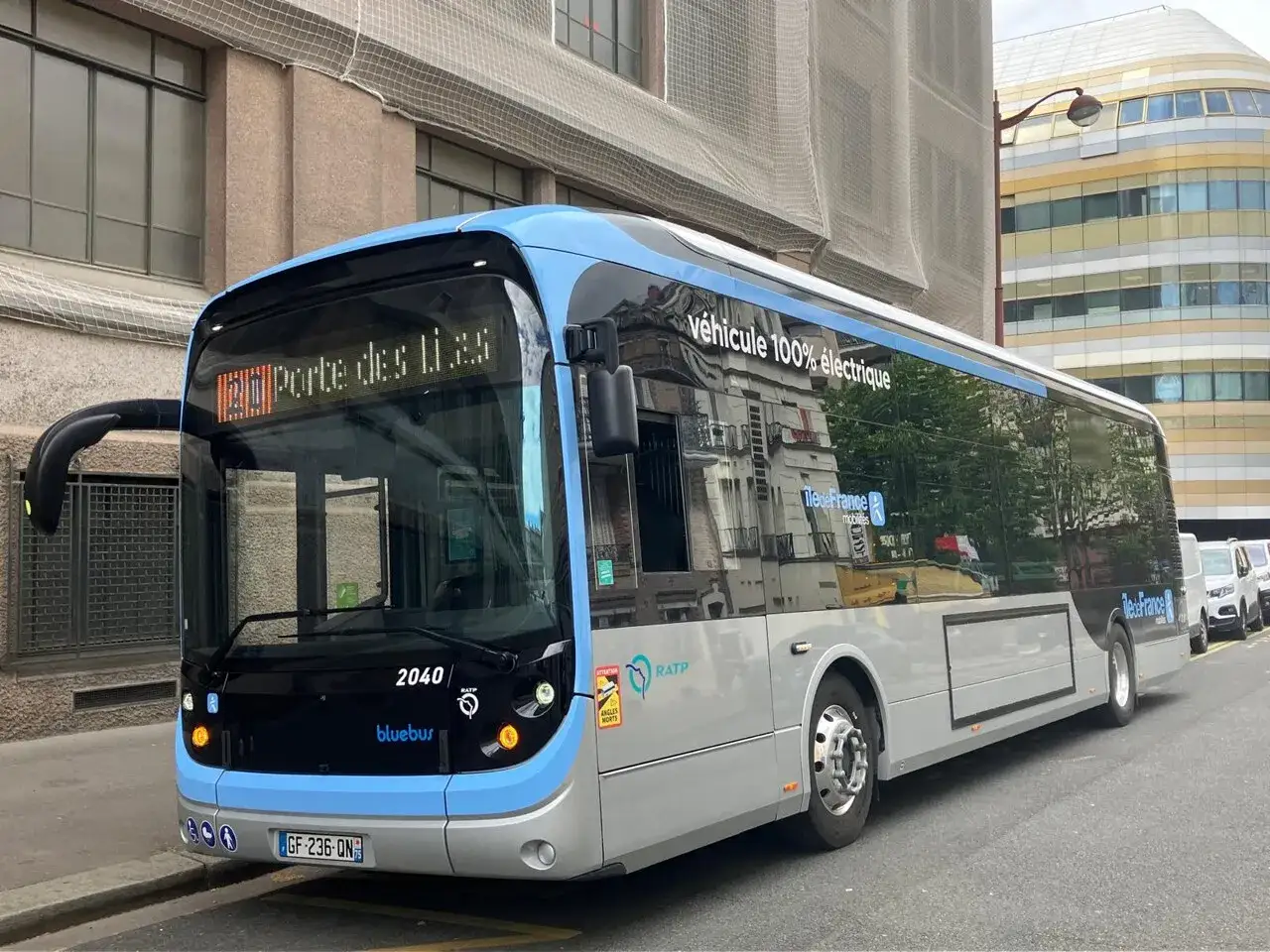 Bus Bollor&eacute; bleu et gris, v&eacute;hicule 100% &eacute;lectrique, ligne 20 