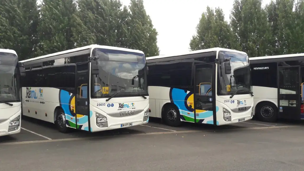 Deux bus Rémi, prêts à partir de Gien, arborent des couleurs vives.