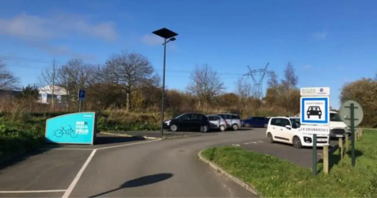 Parking pour covoiturage et vélos. Le covoiturage est une démarche de développement durable.