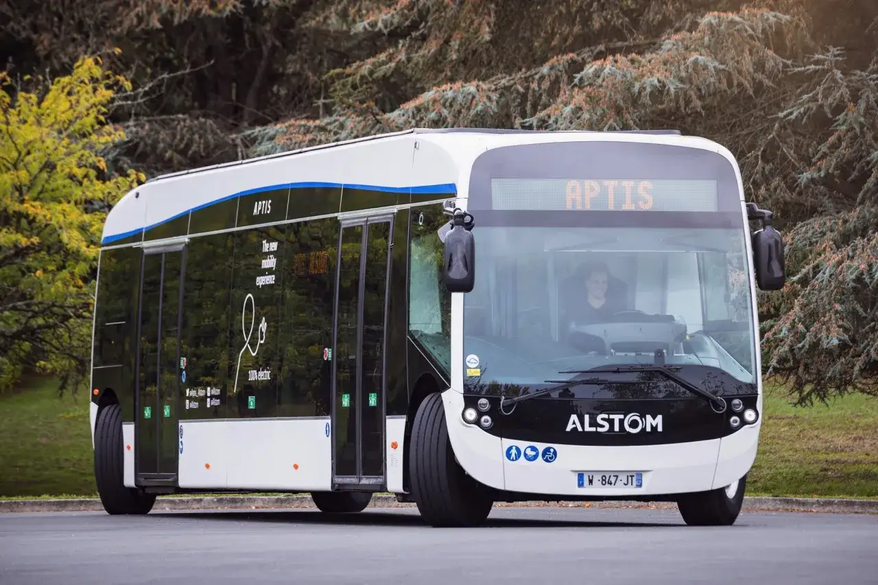 Le bus électrique Alstom Aptis, avec son design futuriste, offre une nouvelle expérience de mobilité urbaine.