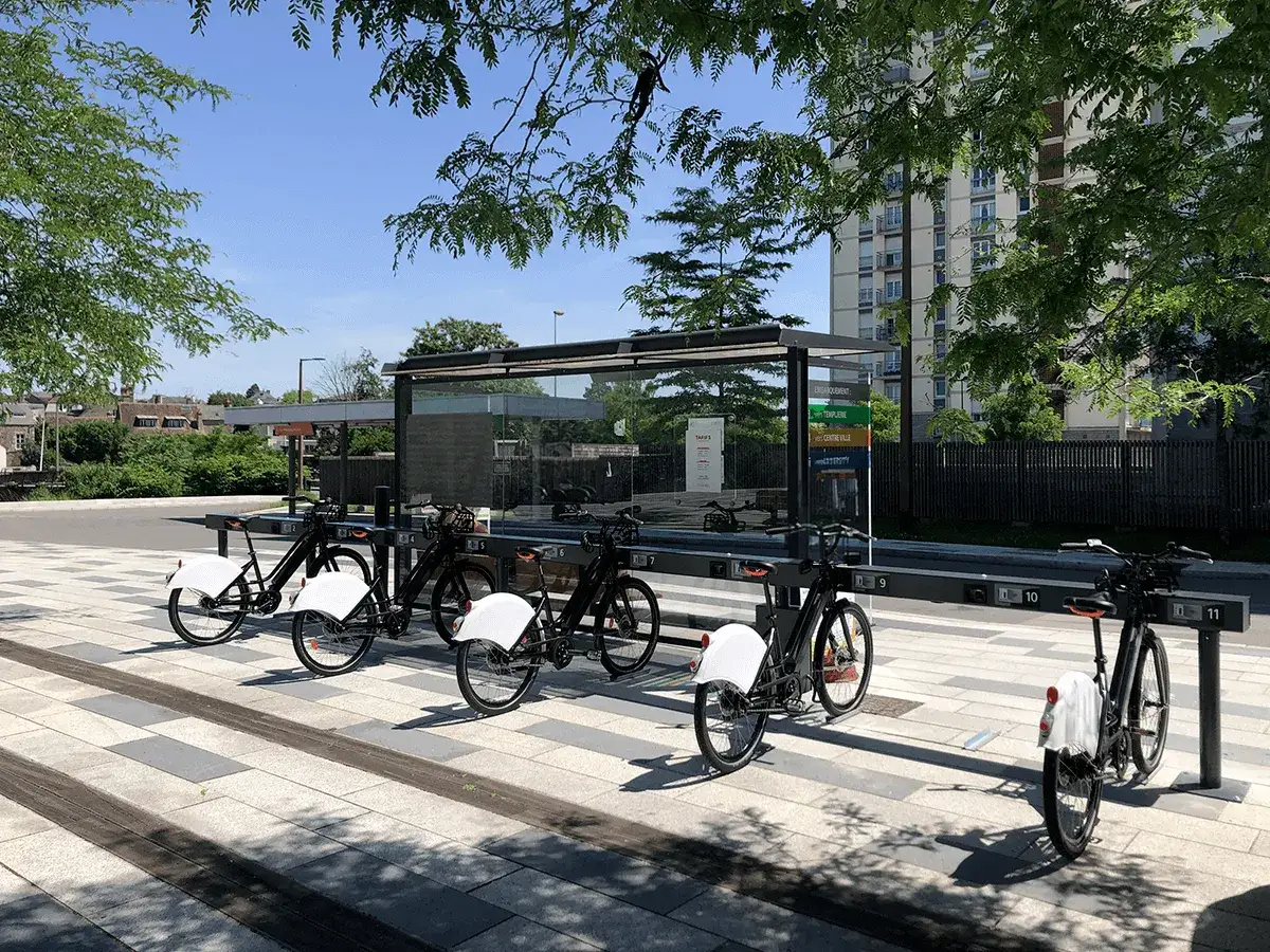 Des vélos en libre-service, un exemple concret d'espace public accessible à tous.
