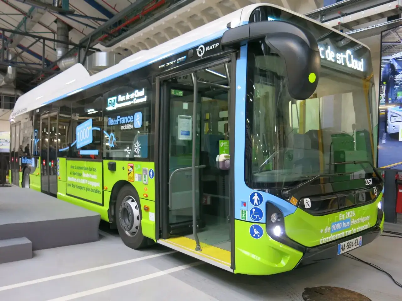 Le nouveau bus RATP, vert et bleu, est pr&ecirc;t &agrave; circuler. Il annonce plus de 1000 bus &eacute;lectriques sur le r&eacute;seau d'ici 2025.