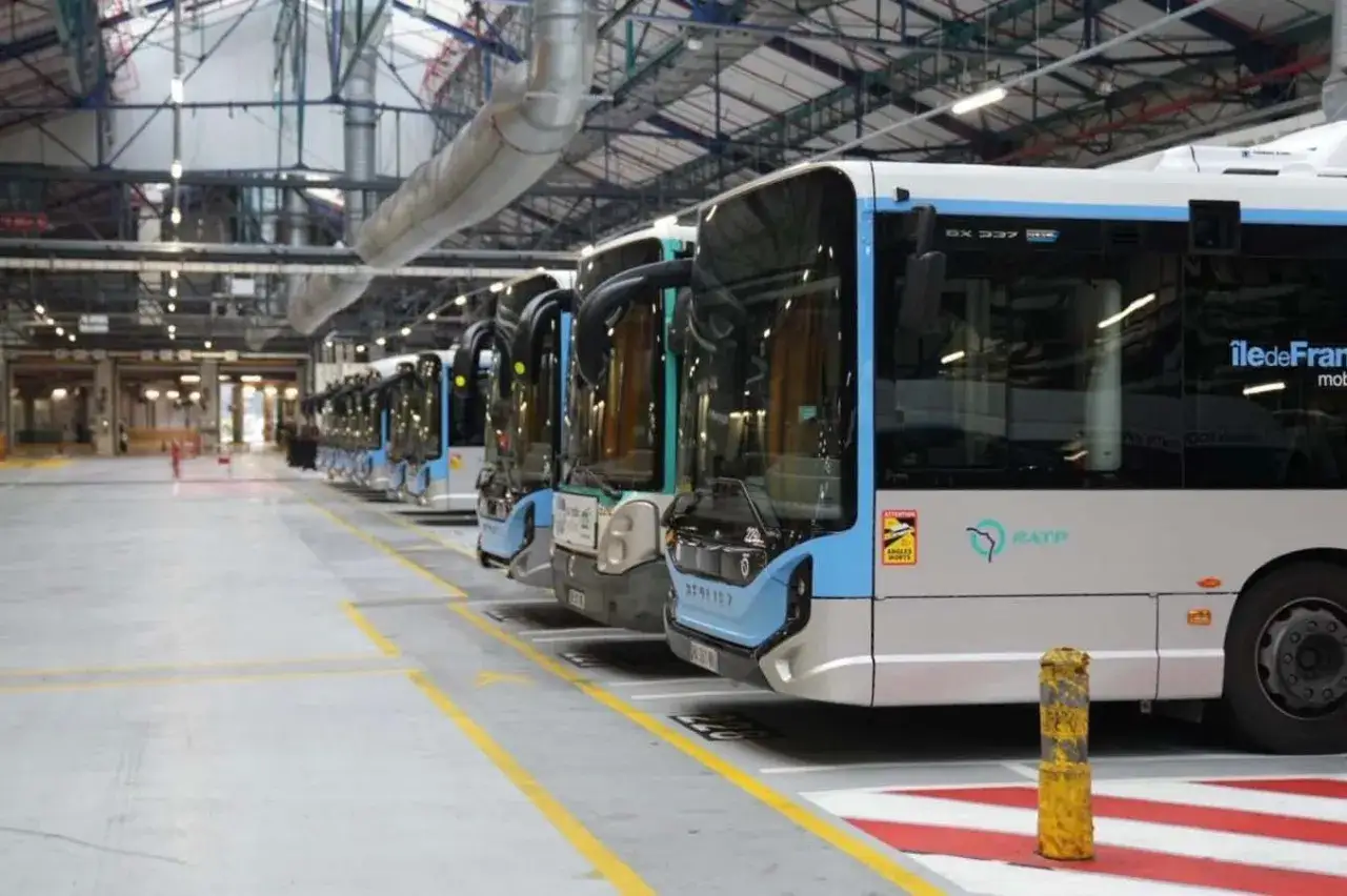 Une rangée de bus électriques RATP, prêts à circuler dans Paris.