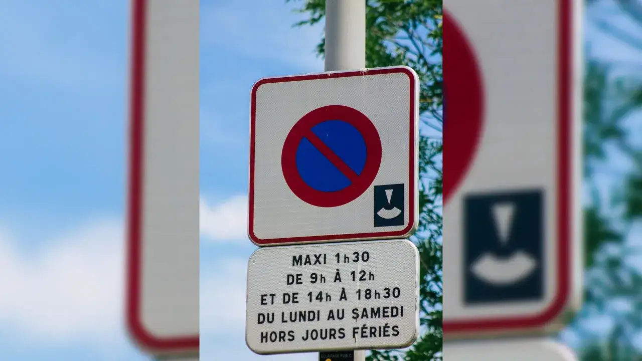 Panneau de stationnement interdit sur voie publique, avec horaires limités. Attention au délai de stationnement !
