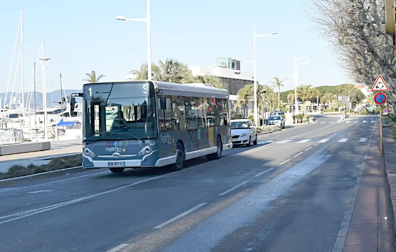 Un bus AggloBus sur la ligne 4 à Roquebrune-sur-Argens, longeant le port avec des voiliers.