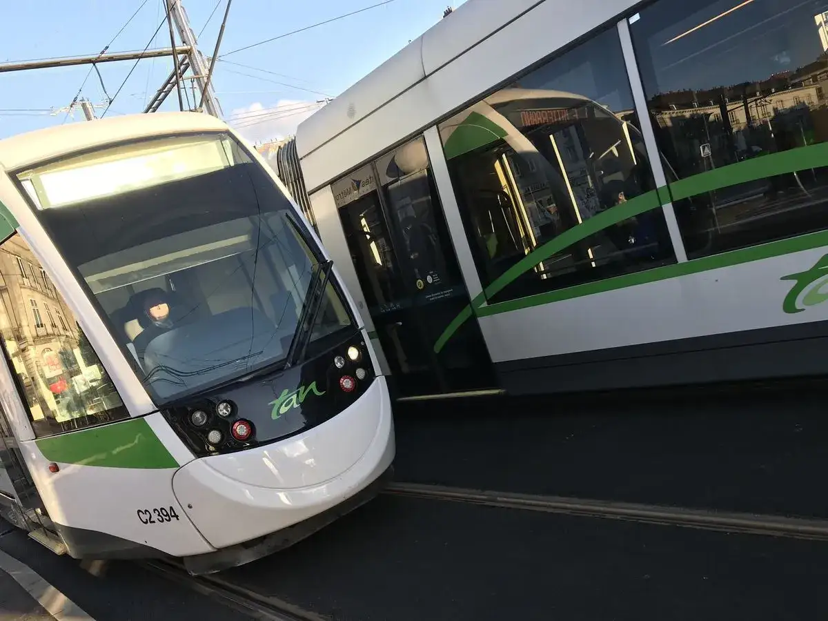 Deux tramways TAN à Nantes, symboles d'un transport nantes gratuit et efficace.