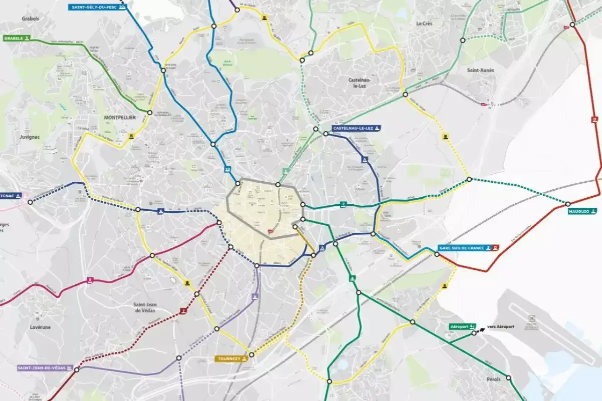 Carte du réseau de tramway et de vélo à Montpellier. Les lignes colorées indiquent les trajets du tramway, avec des arrêts et des correspondances.