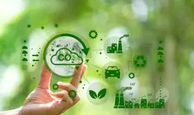 Main d'une personne tenant une sphère symbolisant la Terre et le CO2, entourée d'icônes représentant l'industrie, le transport et le recyclage, illustrant la transformation des territoires vers un avenir durable.
