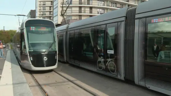 Le tramway T2 à Caen, avec son design moderne, transporte des passagers vers le campus.